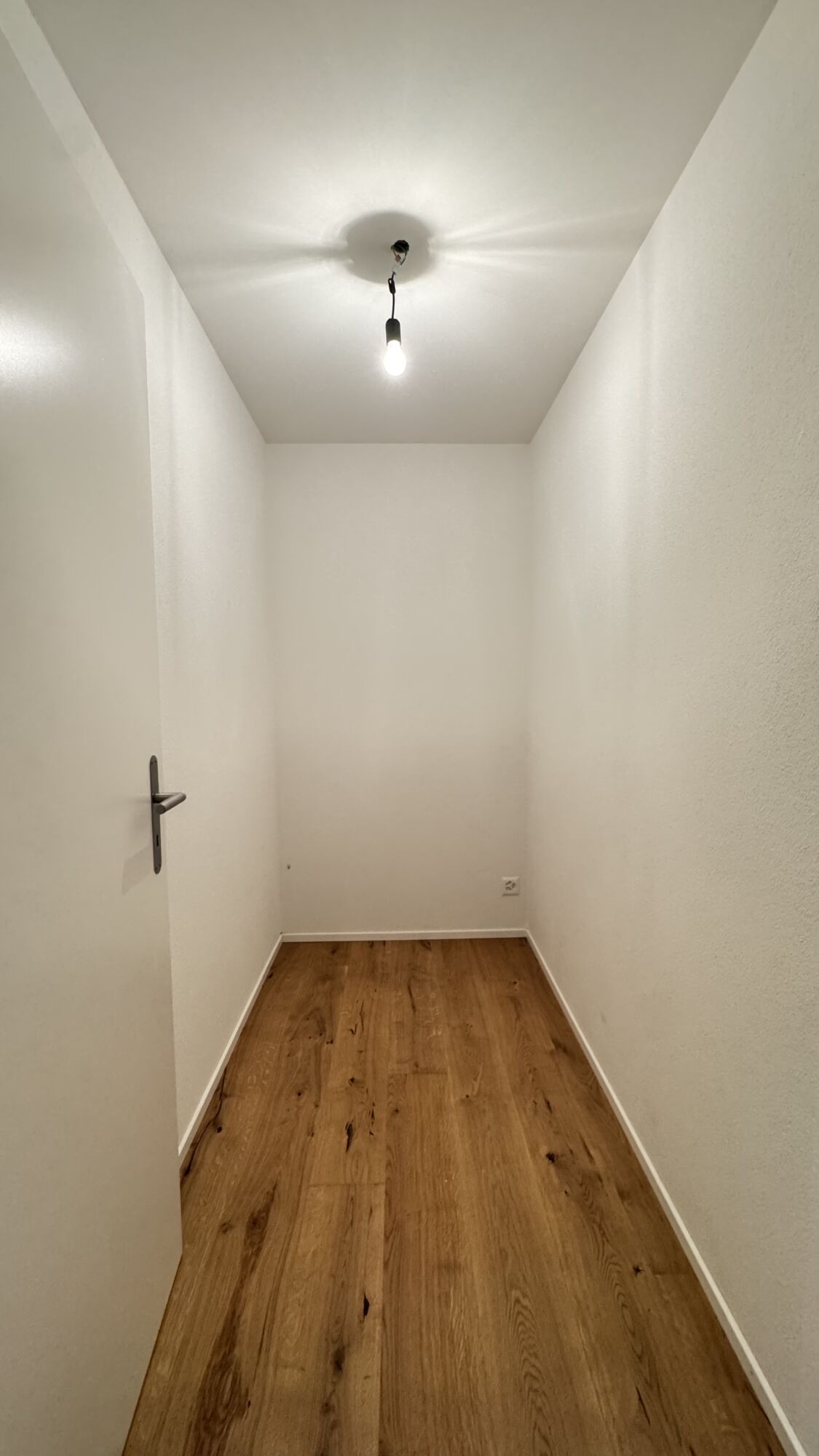 Schmaler Flur mit Holzfußboden