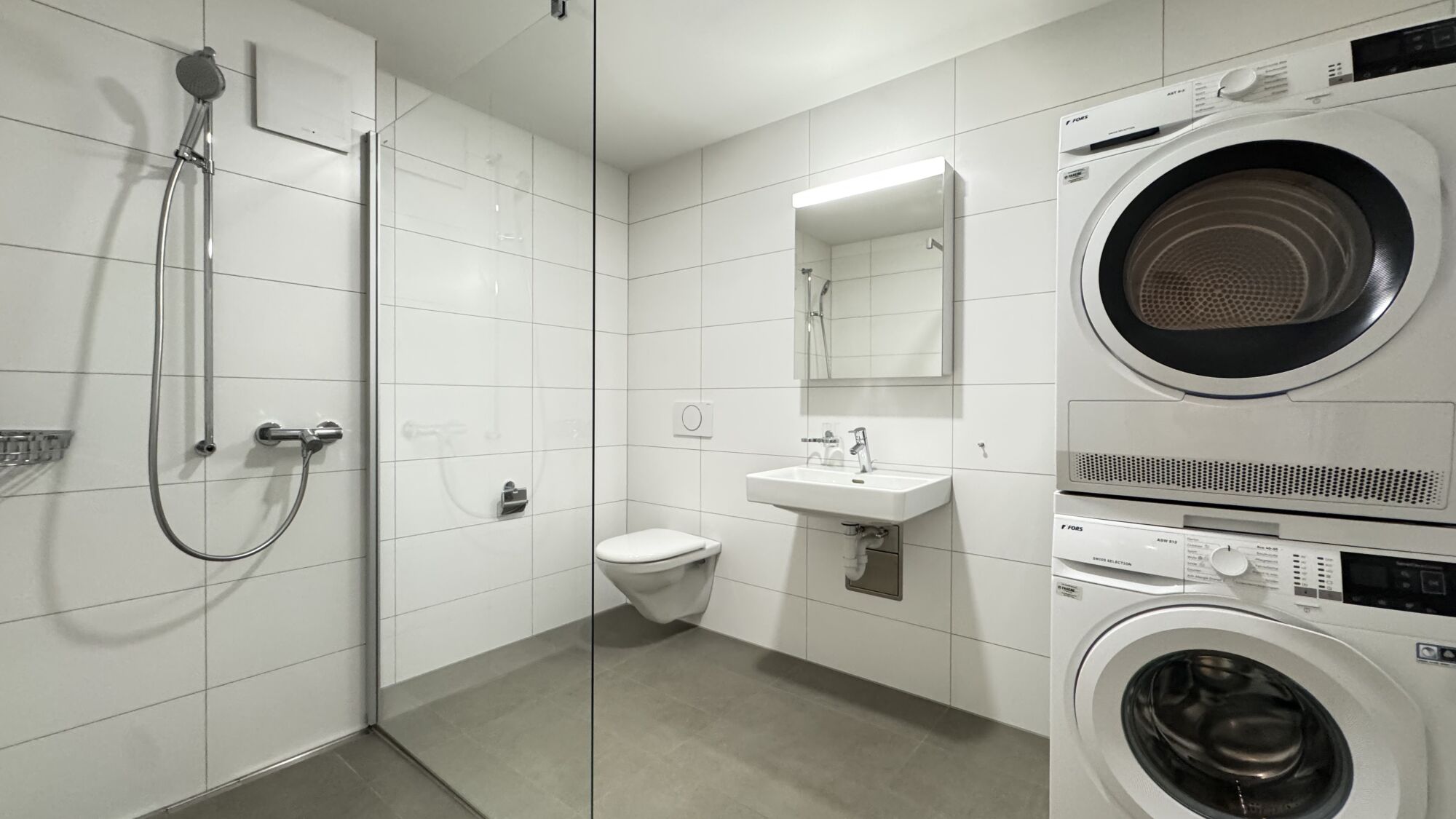 Modernes Badezimmer mit integrierter Waschküche