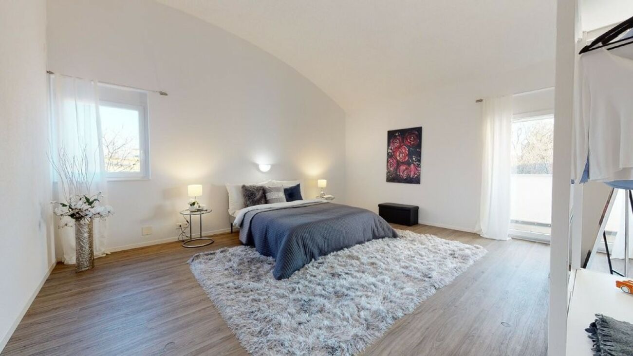 Helles Schlafzimmer mit Dachschräge