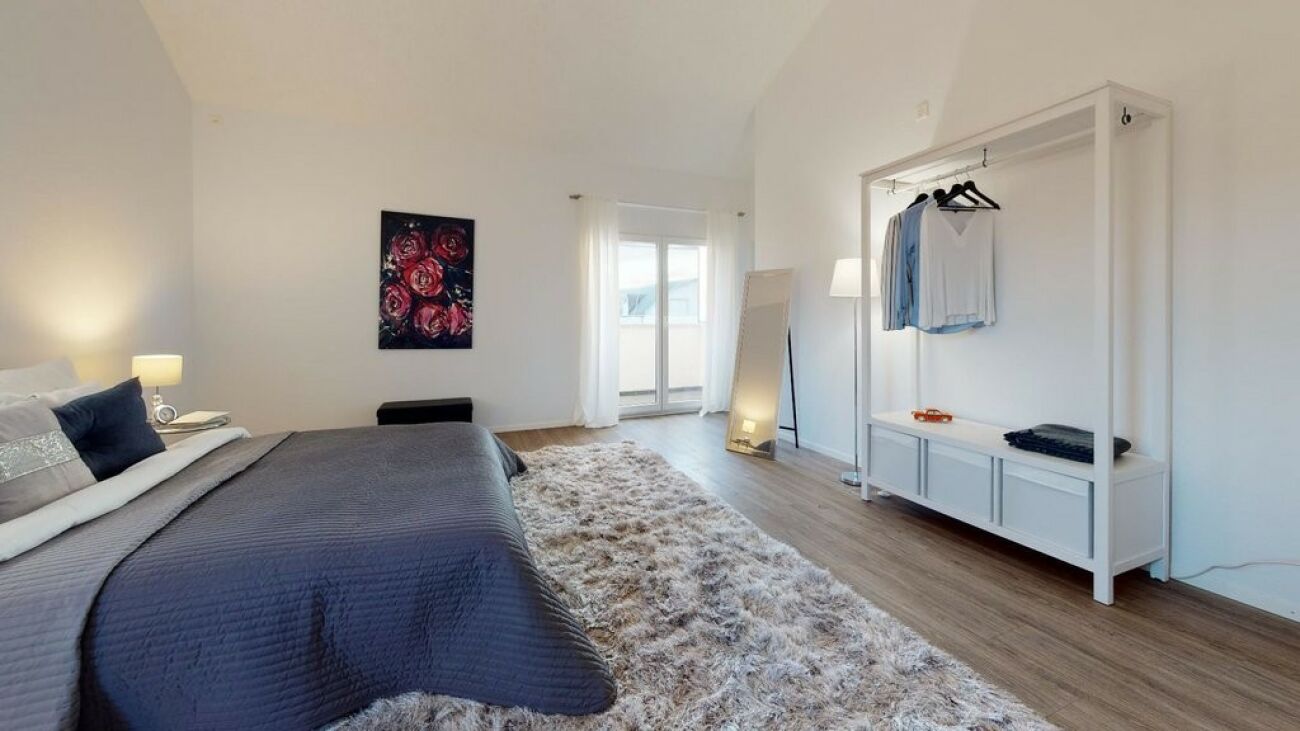 Helles Schlafzimmer mit offener Kleiderlösung