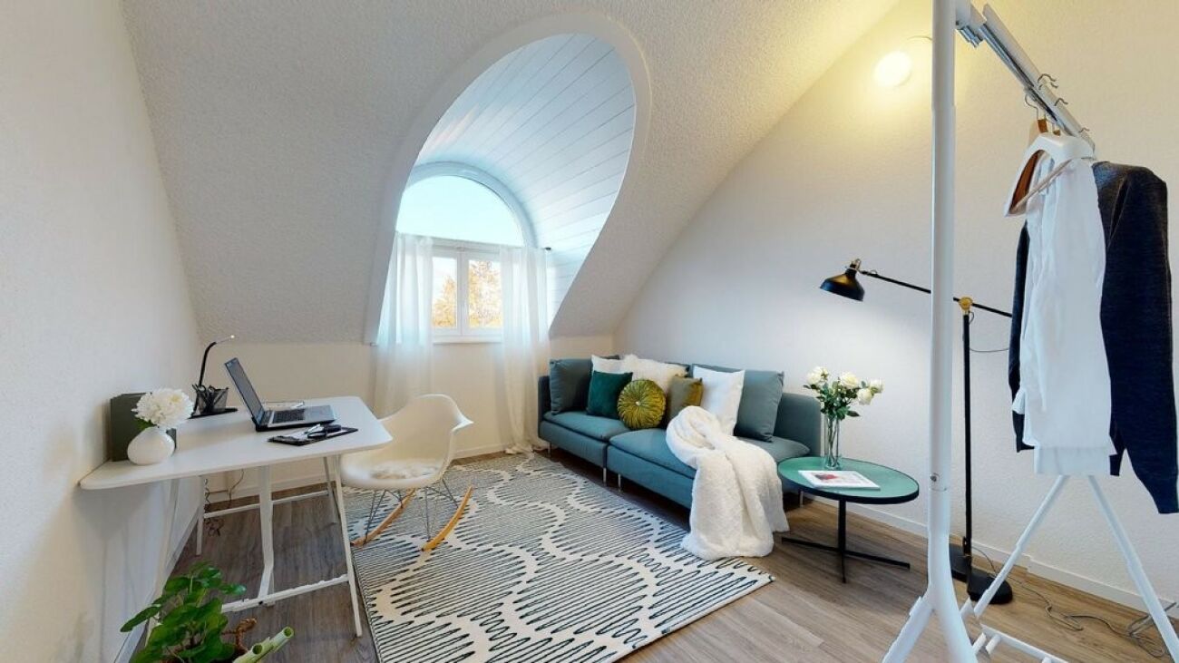 Helles Dachgeschoss-Arbeitszimmer mit Schlafsofa