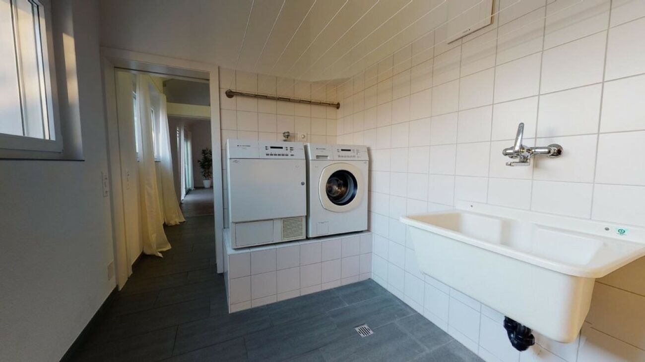 Hauswirtschaftsraum mit Waschmaschine und Trockner