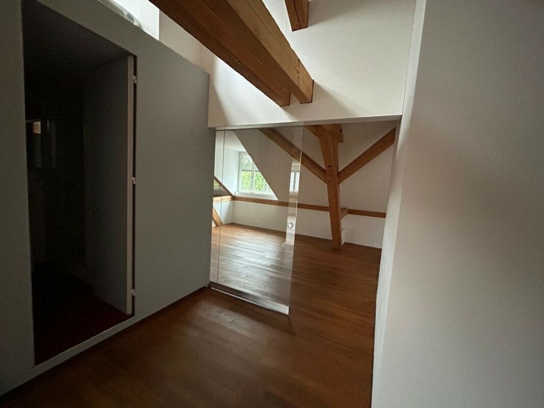 Dachgeschossraum mit sichtbaren Holzträgern