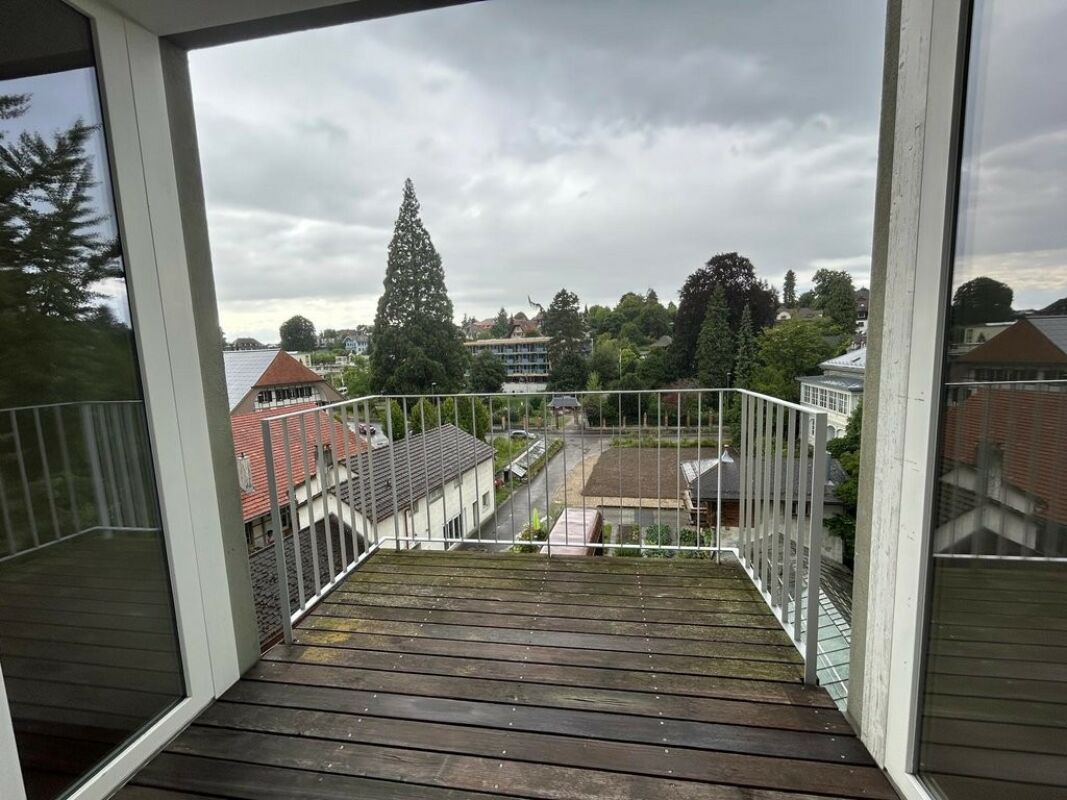 Balkon mit Ausblick über Wohngebiet
