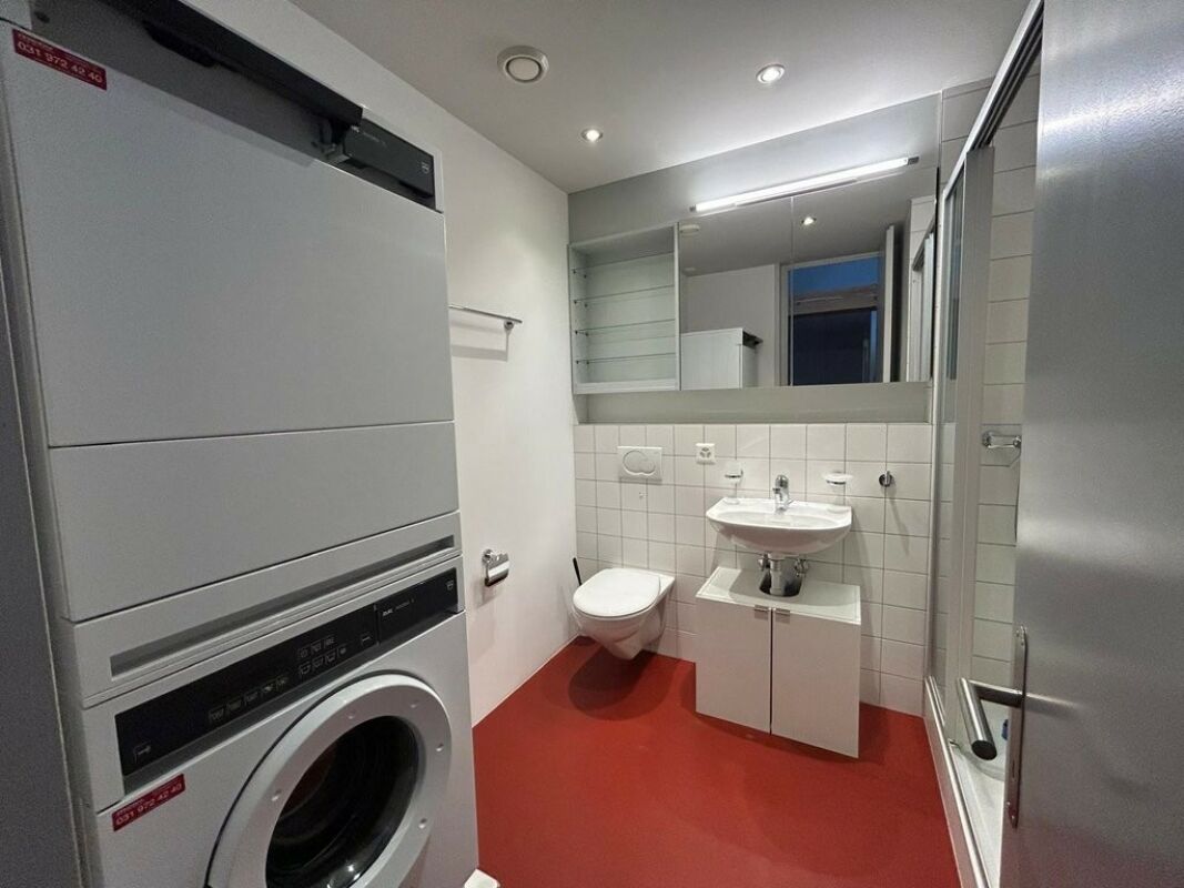 Kompaktes Badezimmer mit Waschmaschine