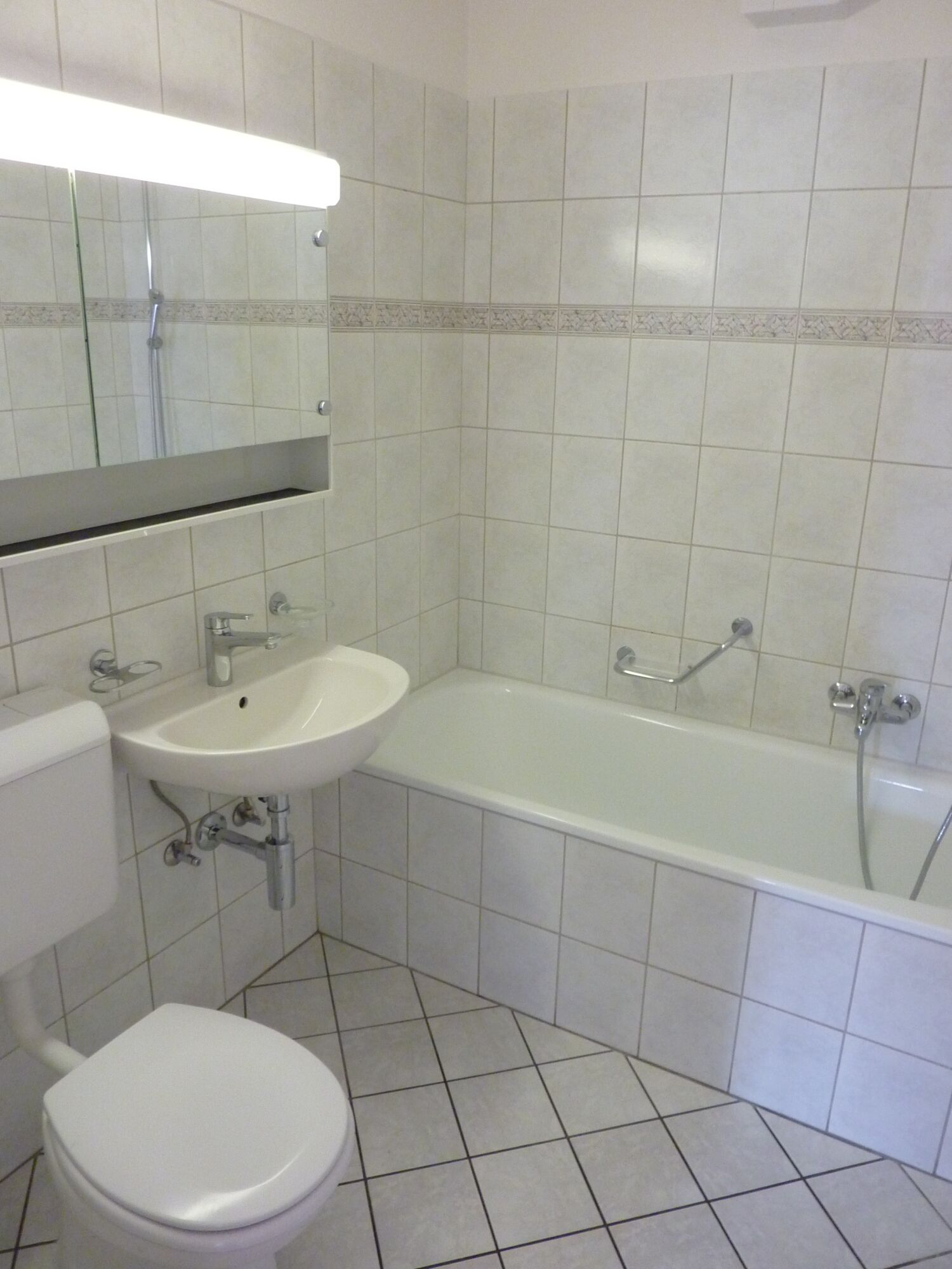 Bad mit Wanne, Waschbecken und WC