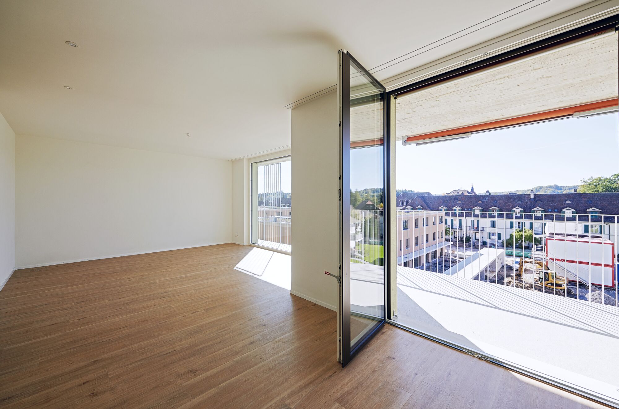 Heller leerer Wohnraum mit Balkon und weiter Aussicht