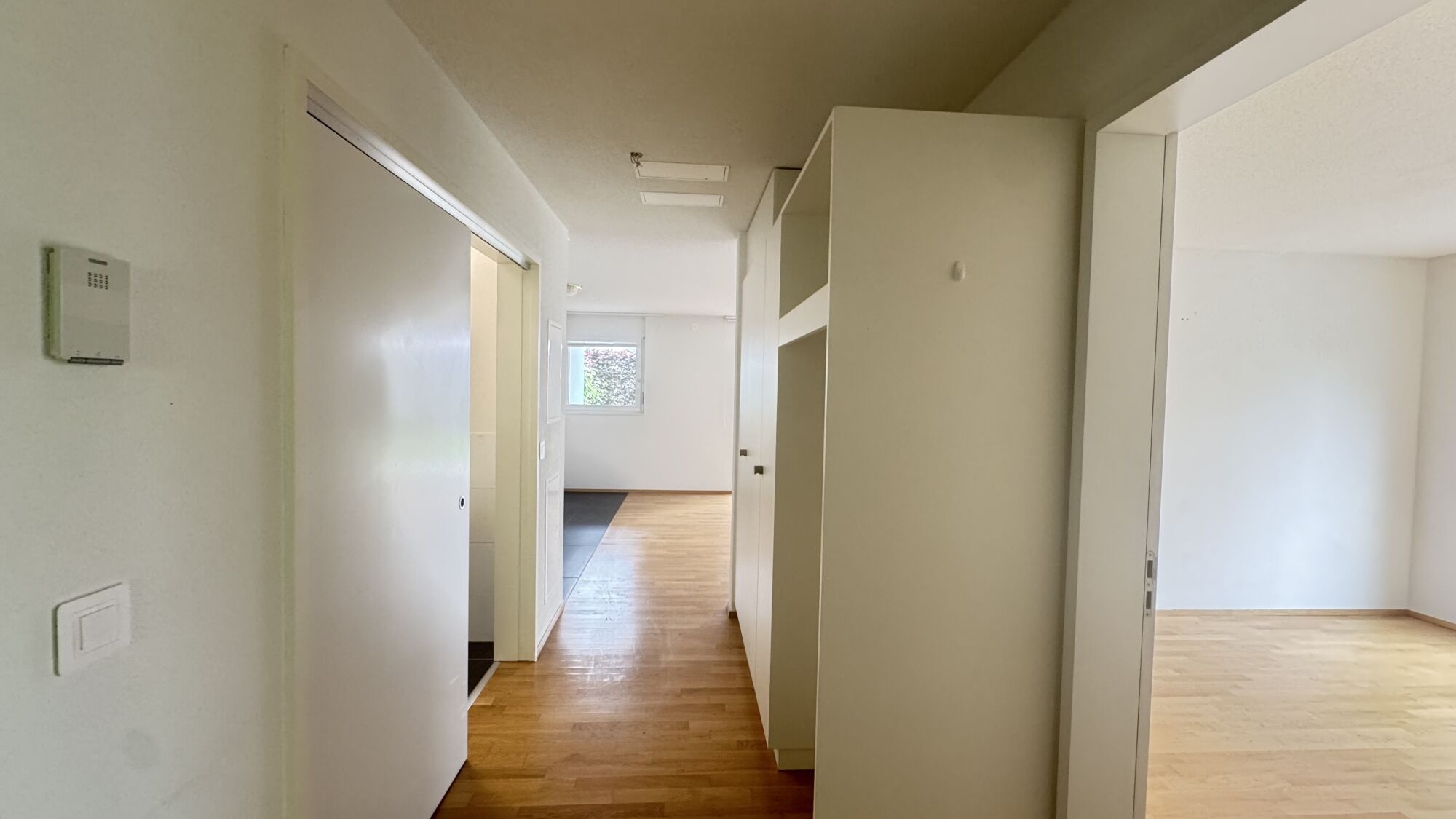 Heller Flur mit Blick in angrenzende Räume