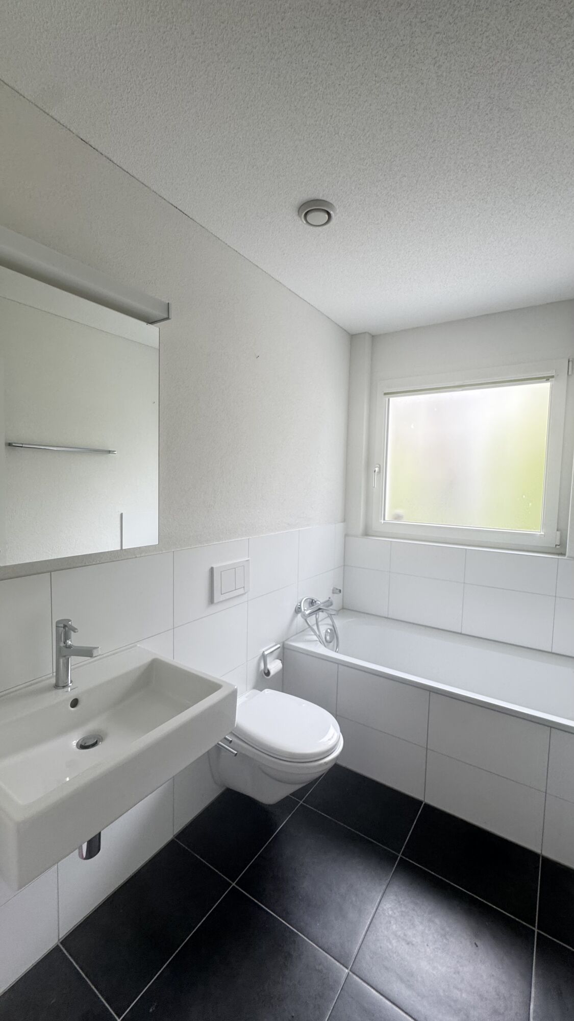 Modernes Badezimmer mit Wanne und WC