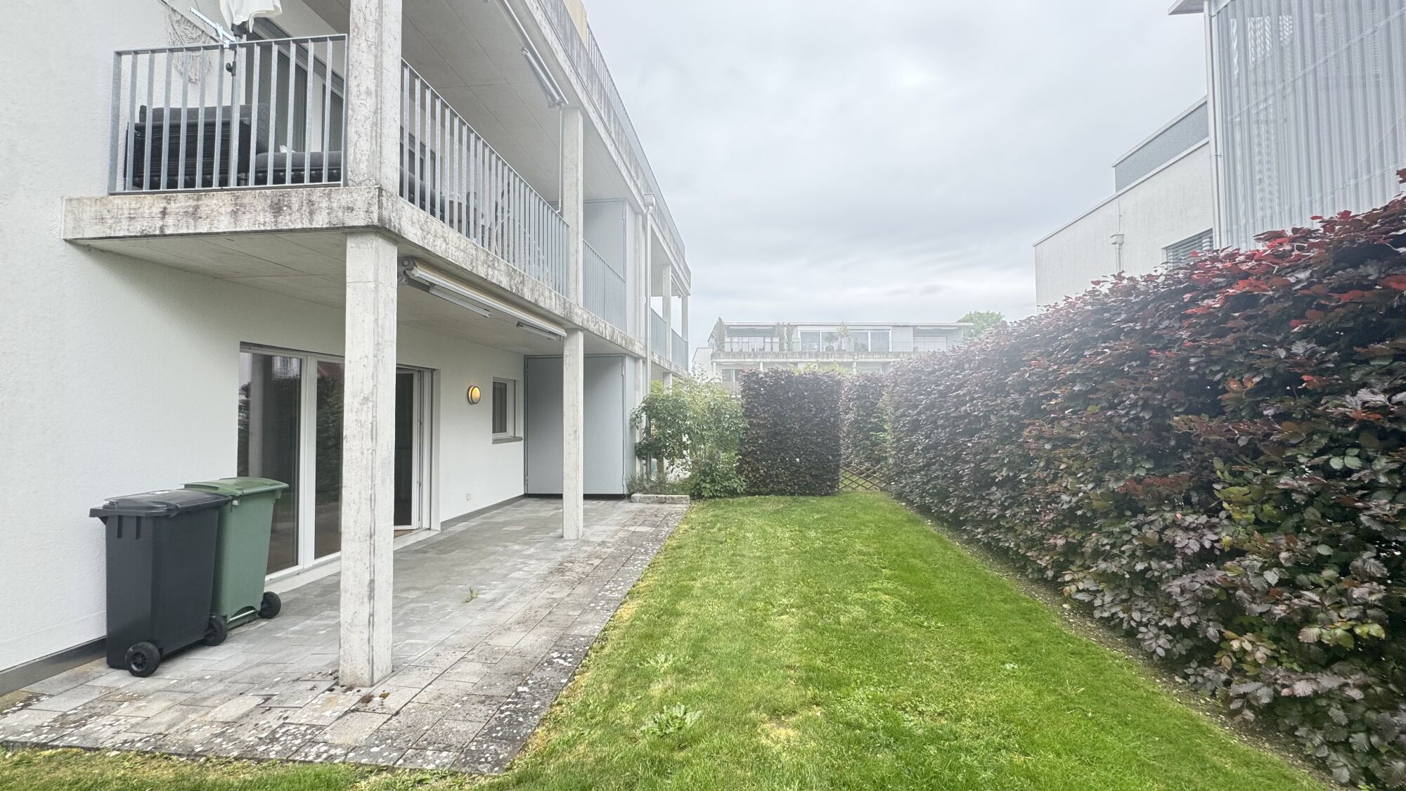 Außenansicht mit Garten und Balkon