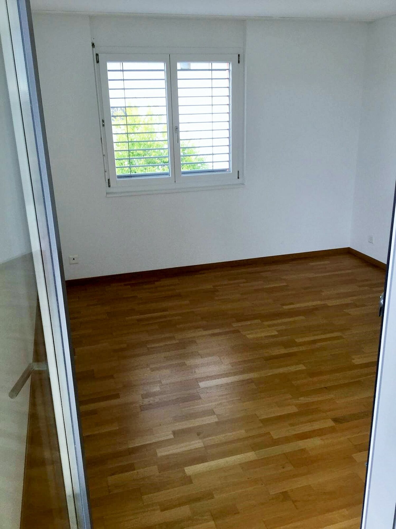Heller leerer Raum mit Fenster