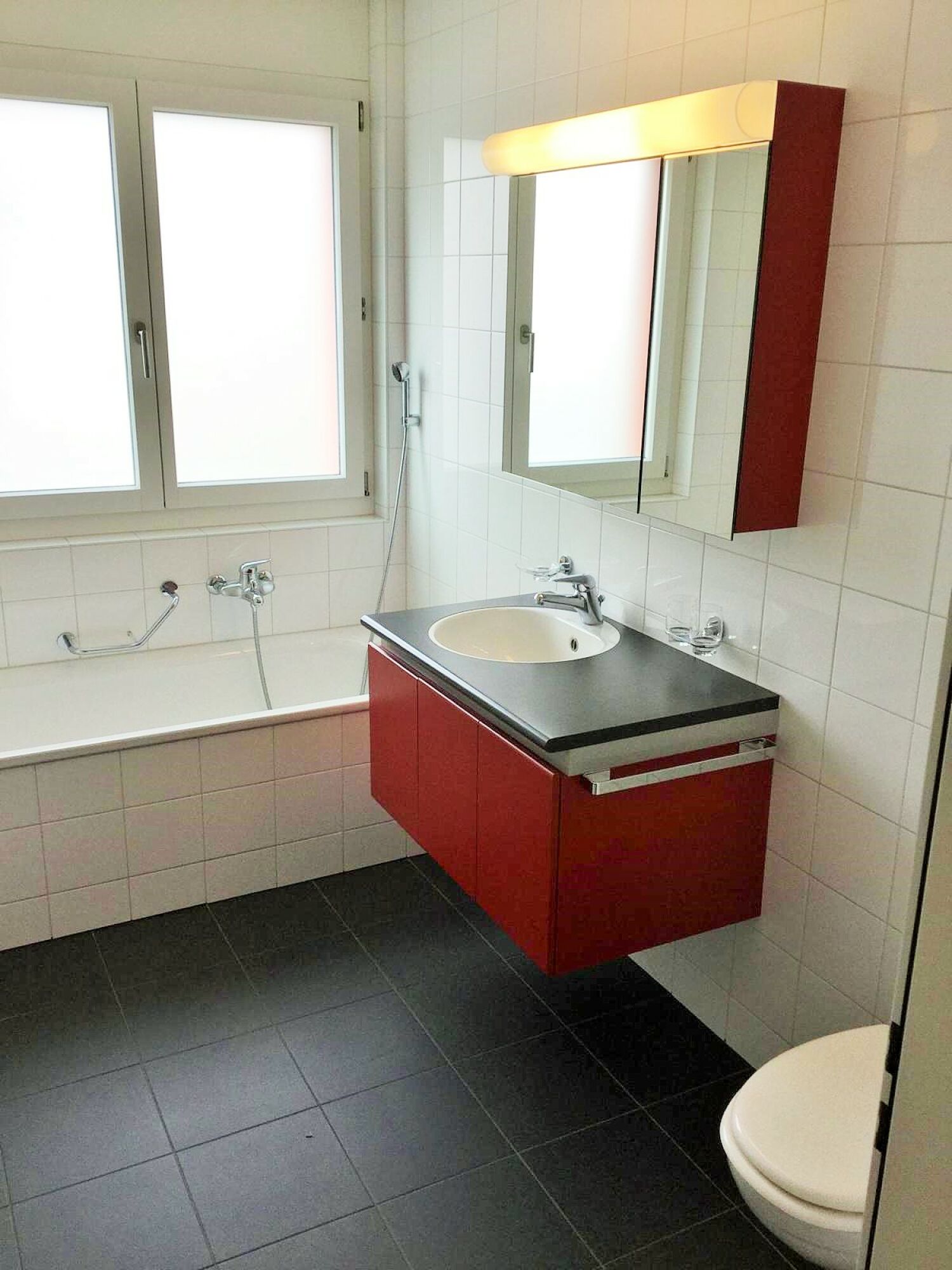 Modernes Badezimmer mit rotem Waschtisch