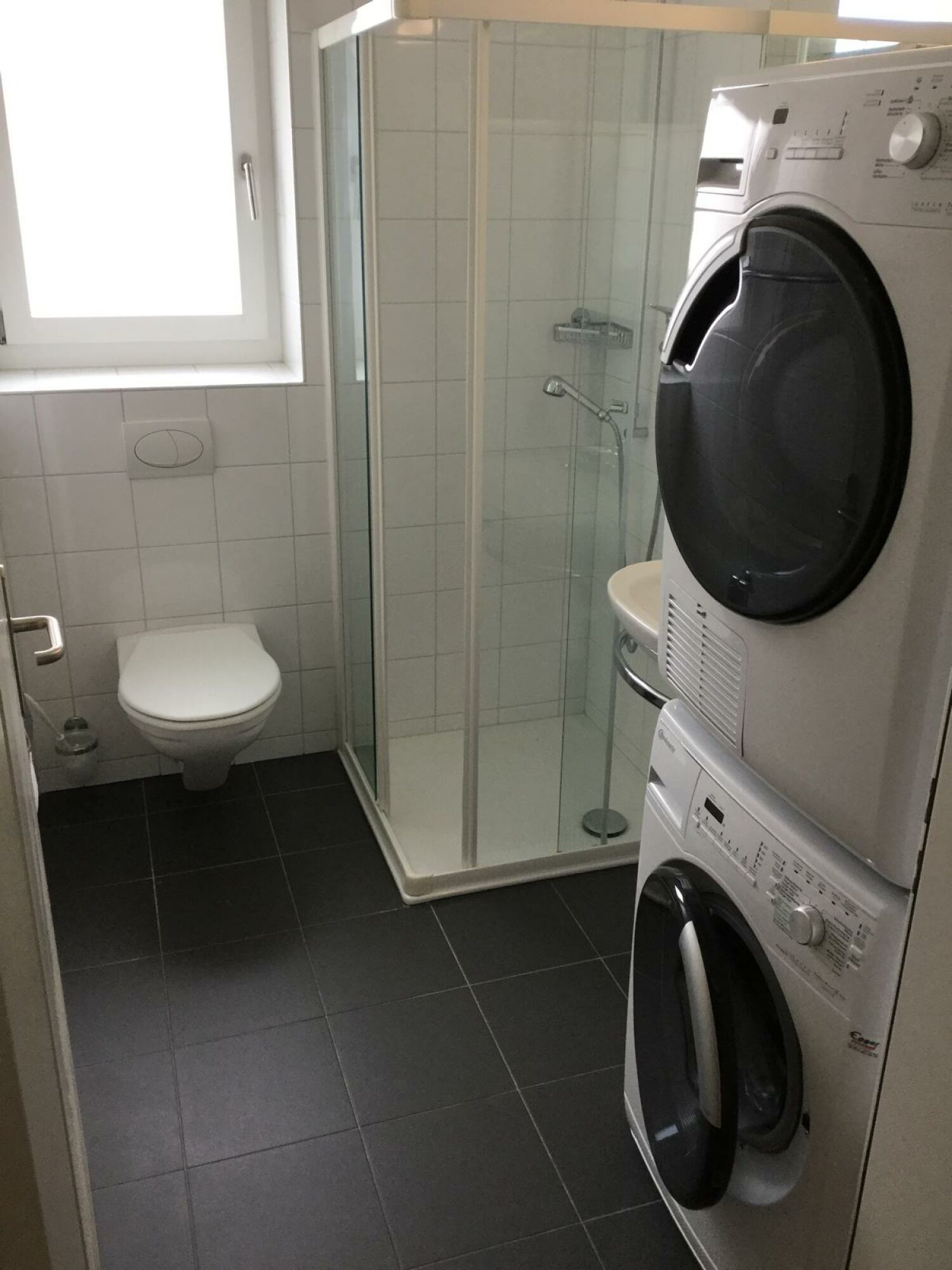 Badezimmer mit Dusche, WC und Waschturm
