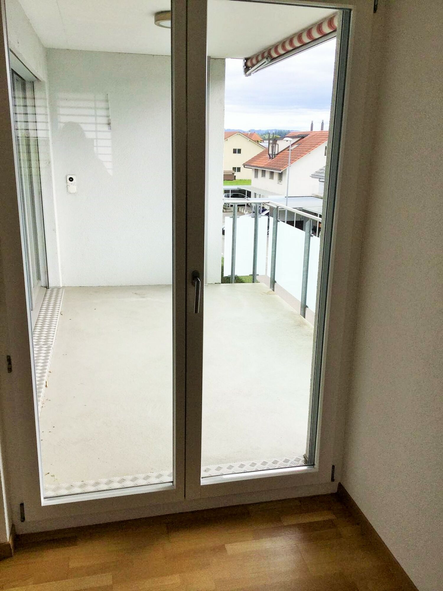 Balkon mit Blick ins Wohngebiet