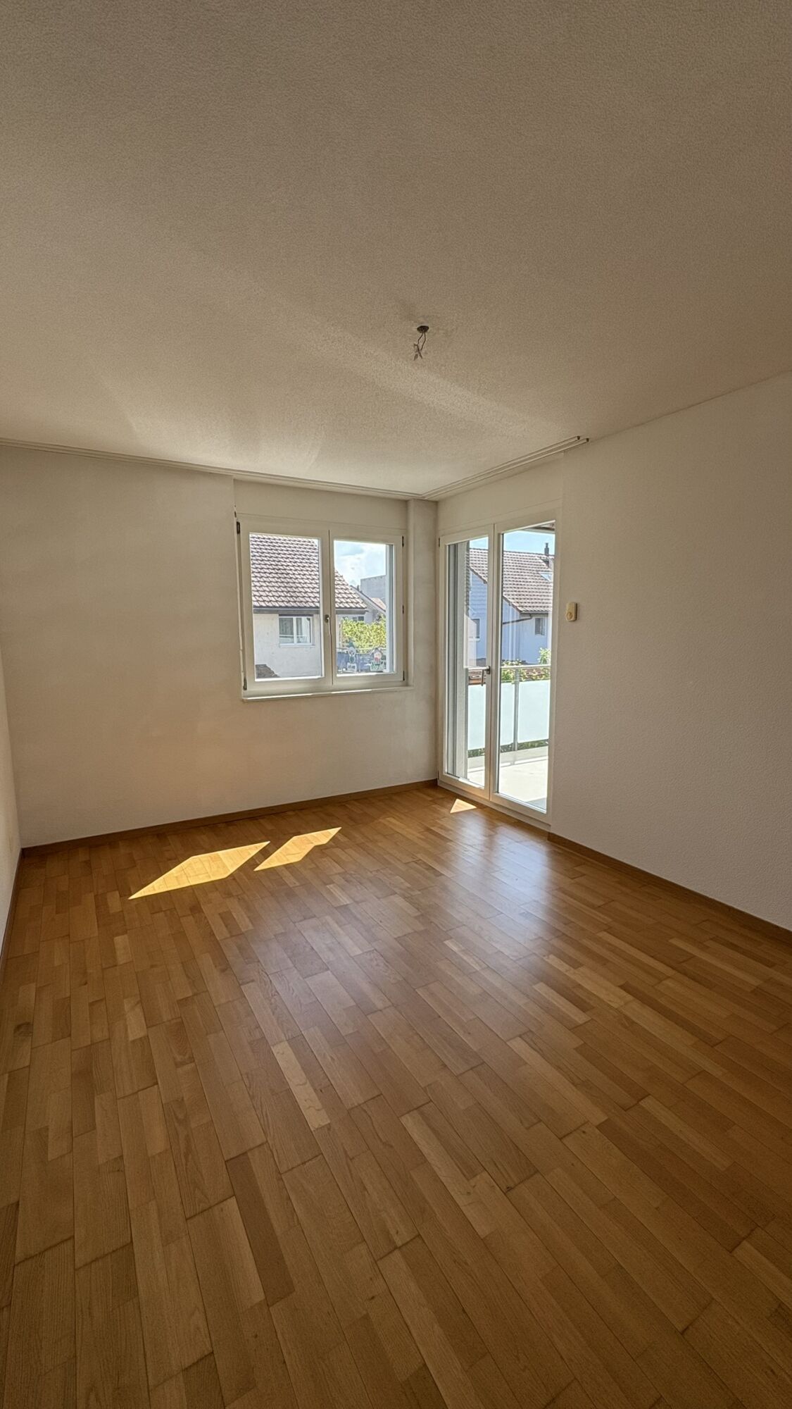 Leeres Zimmer mit Balkonzugang