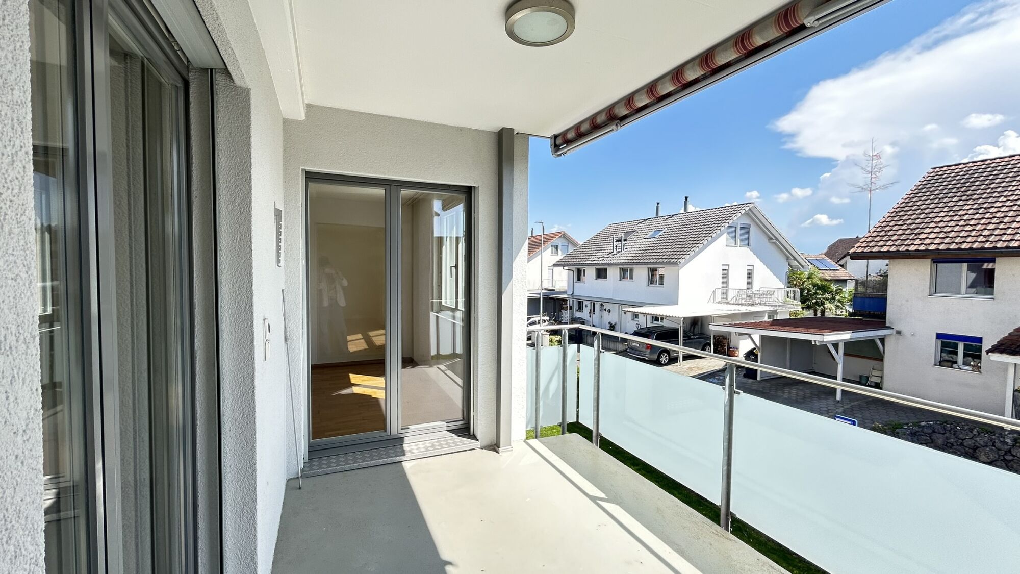 Balkon mit Blick auf die Nachbarschaft