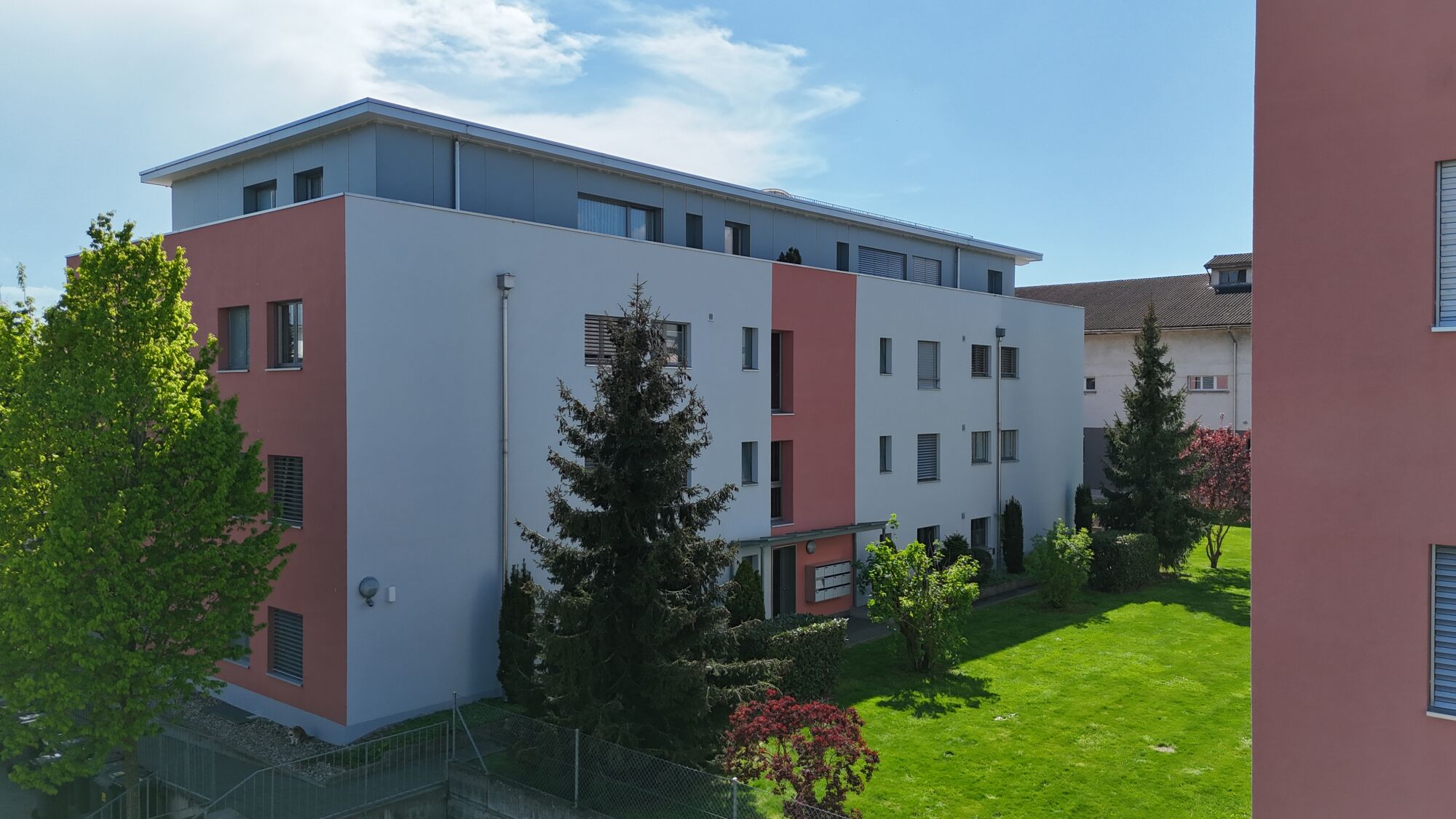 Moderne Wohnanlage mit begrüntem Innenhof