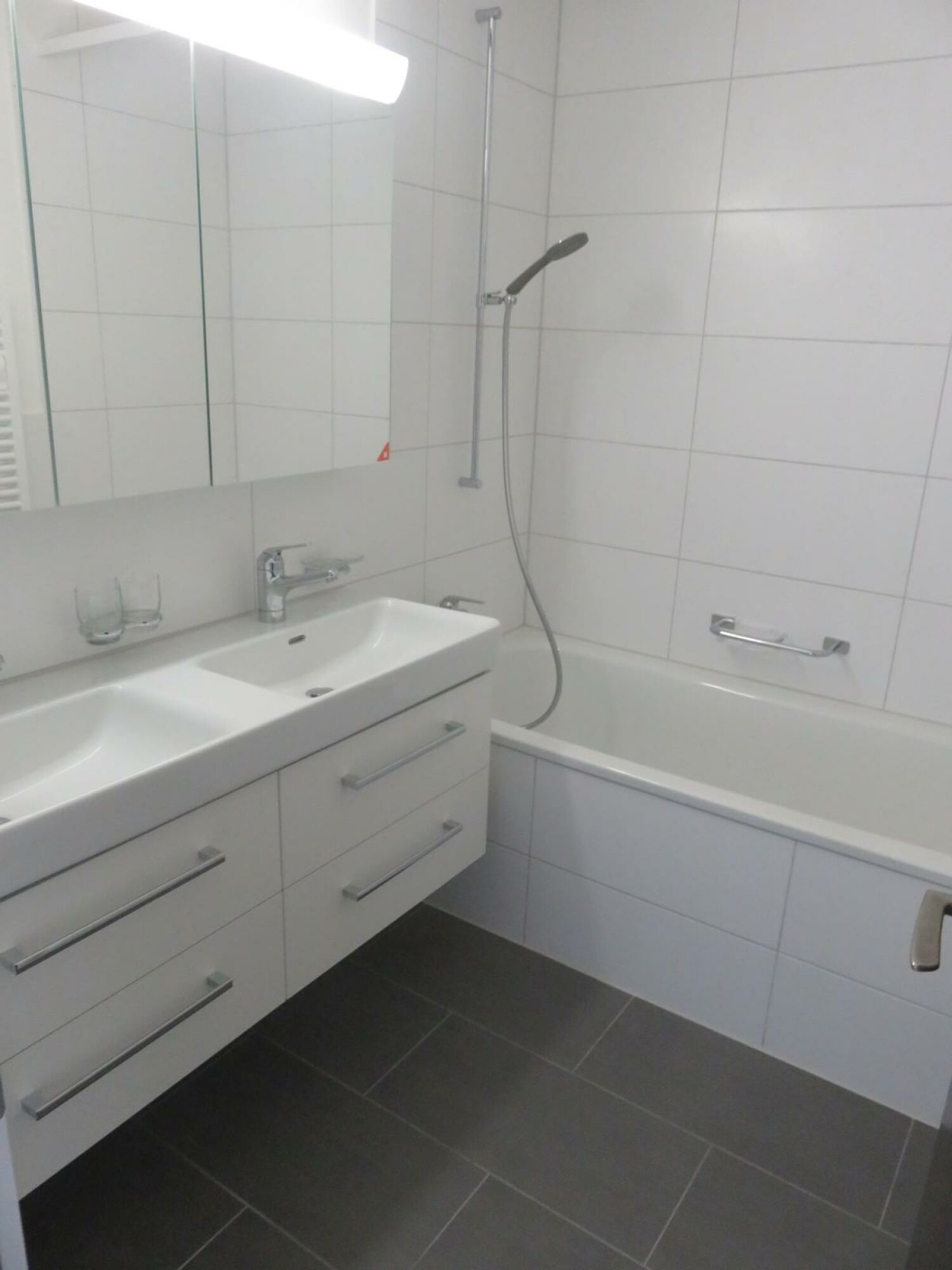 Modernes Badezimmer mit Badewanne und Dusche