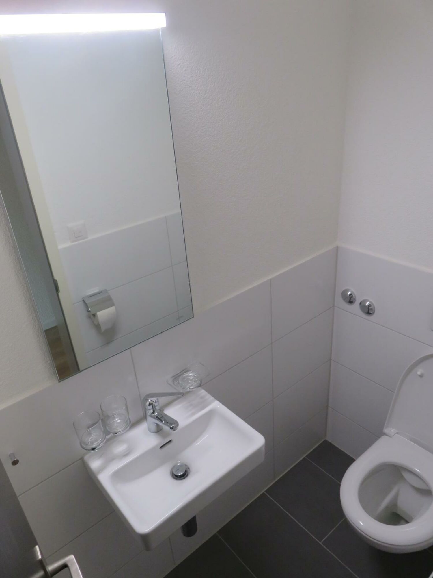 Kleines modernes Gäste-WC