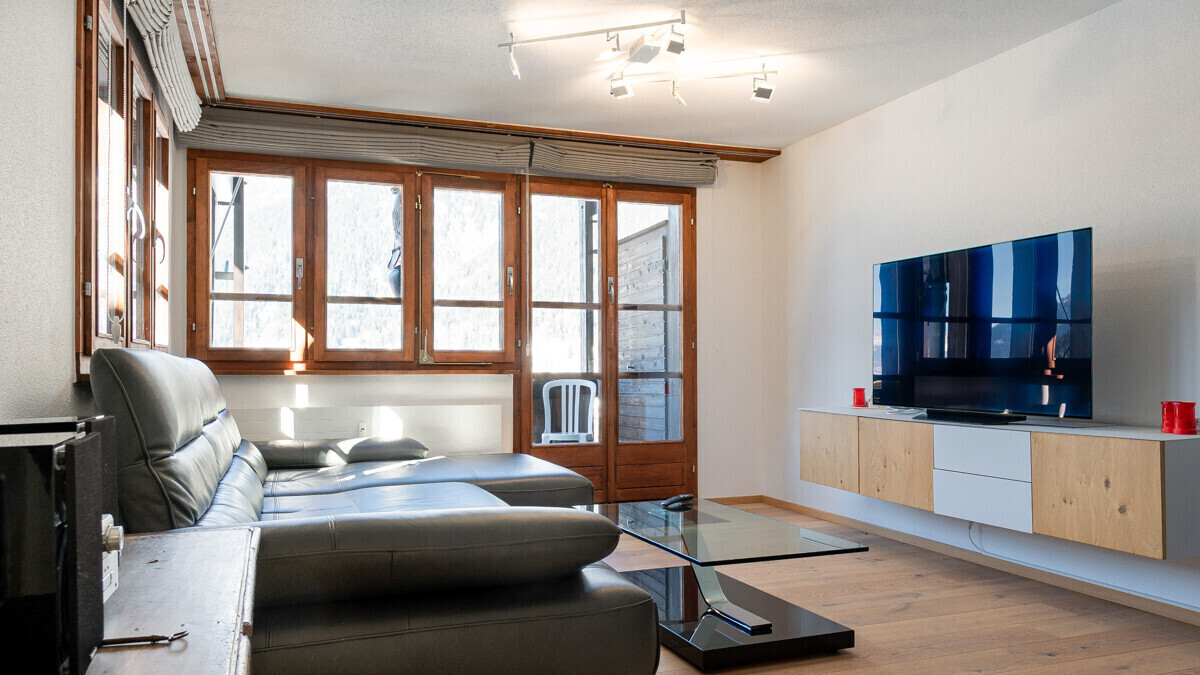 Wohnzimmer mit großem Fensterband