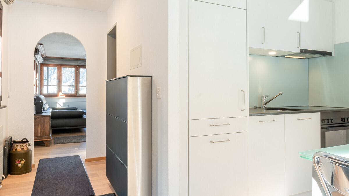 Heller Küchen- und Flurbereich mit Blick in das Wohnzimmer