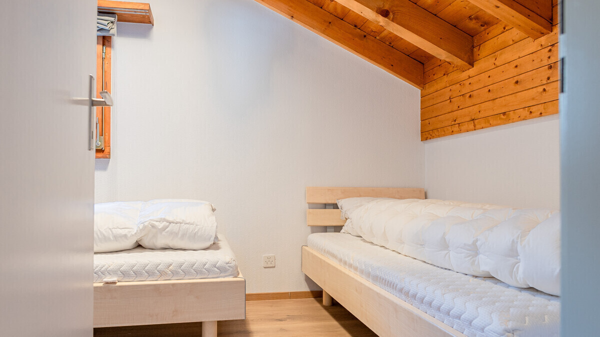 Kleines Schlafzimmer mit zwei Einzelbetten