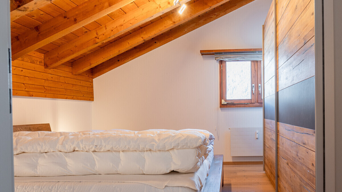 Gemütliches Dachschlafzimmer mit Holzverkleidung
