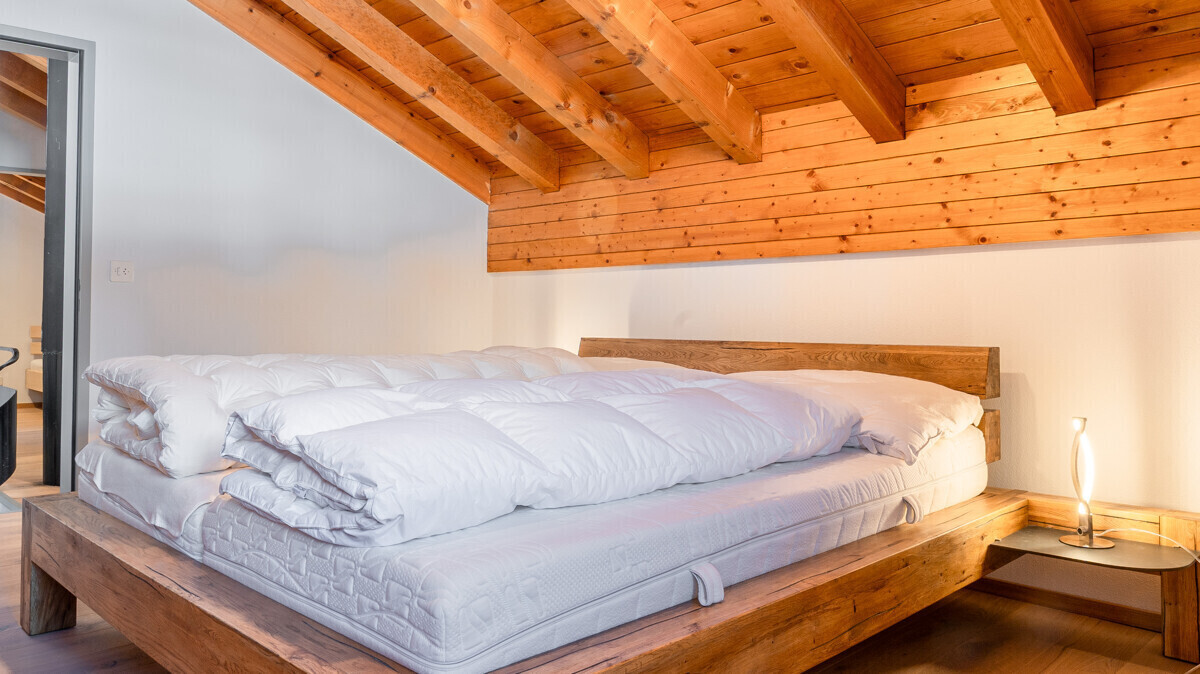 Dachschlafzimmer mit Holzbalken