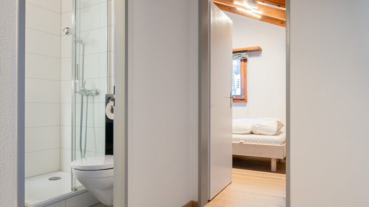 Blick vom Flur in Bad und Schlafzimmer