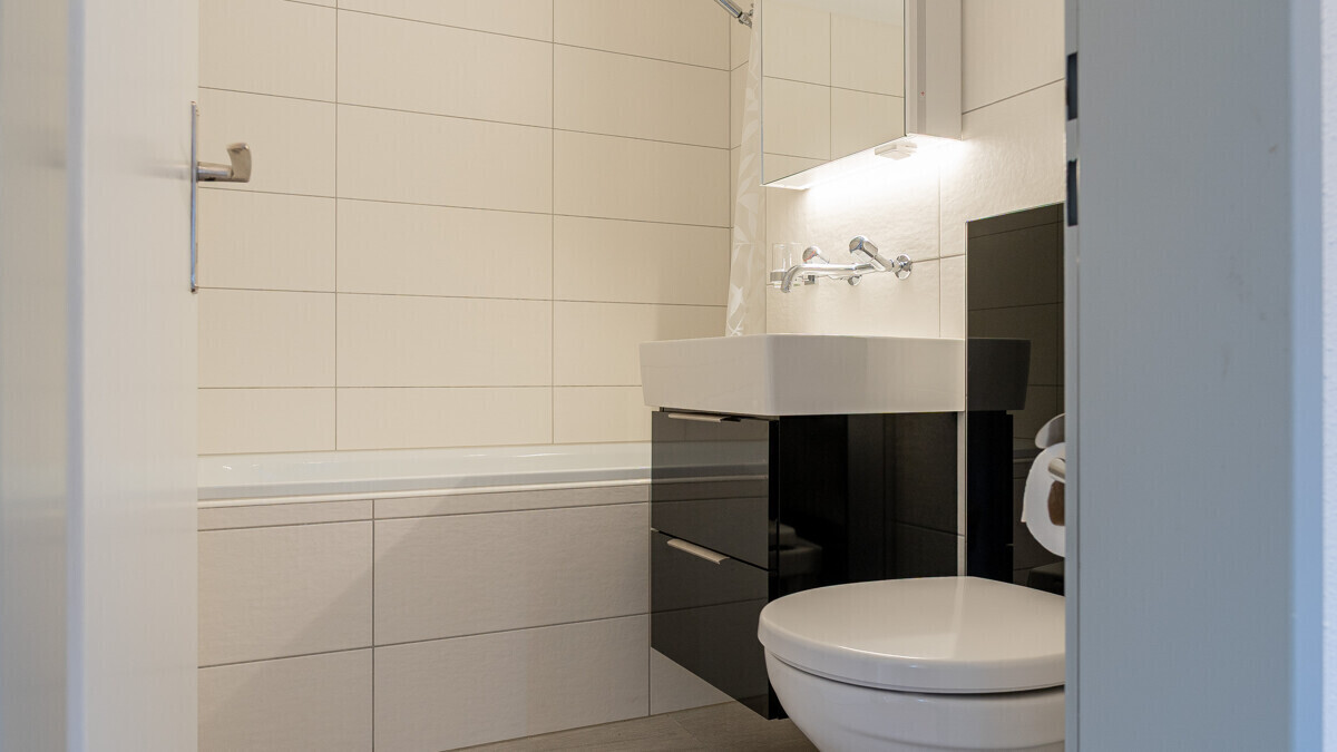 Modernes Gäste-WC mit Badewanne