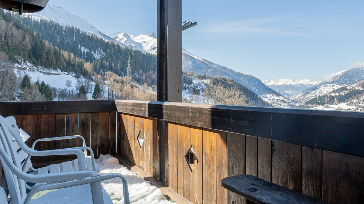 Alpenbalkon mit Bergpanorama