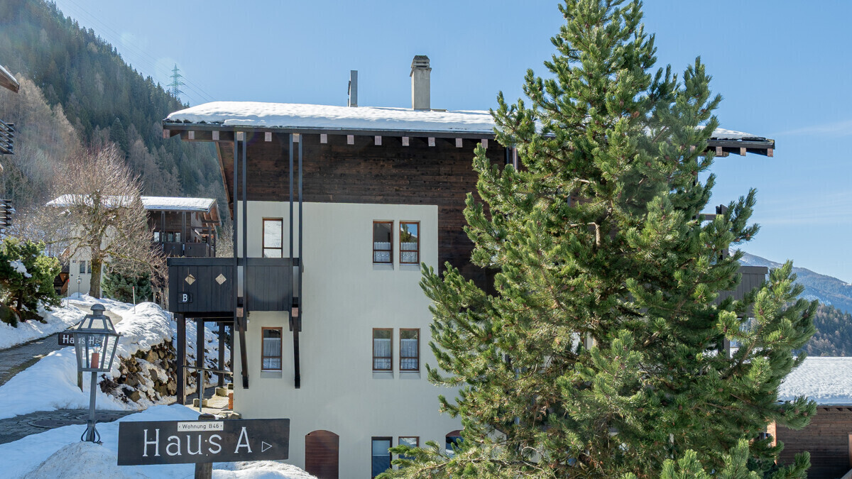 Alpines Wohnhaus im Winter