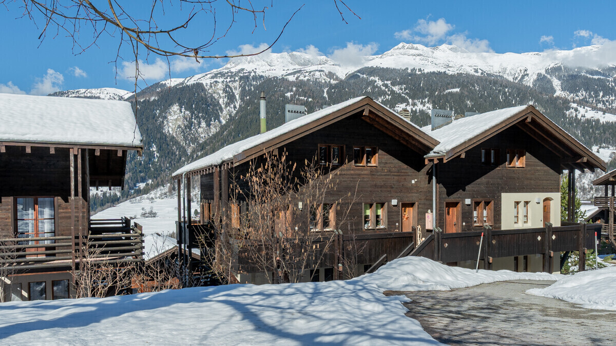 Alpine Chalet mit Schneelandschaft und Bergblick