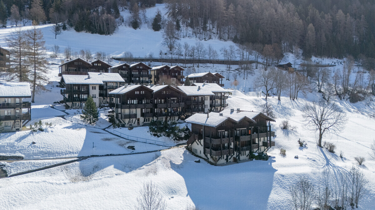 Schneebedeckte Chalet-Anlage in Berglage