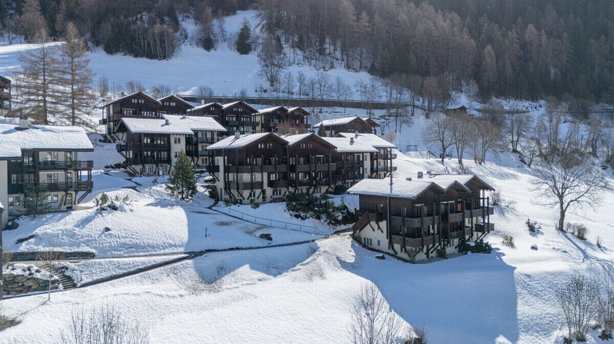 Winterliche Chalet-Anlage im Schnee