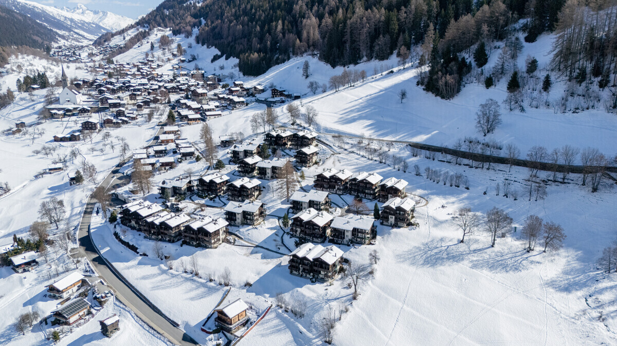 Luftaufnahme eines verschneiten Alpendorfs