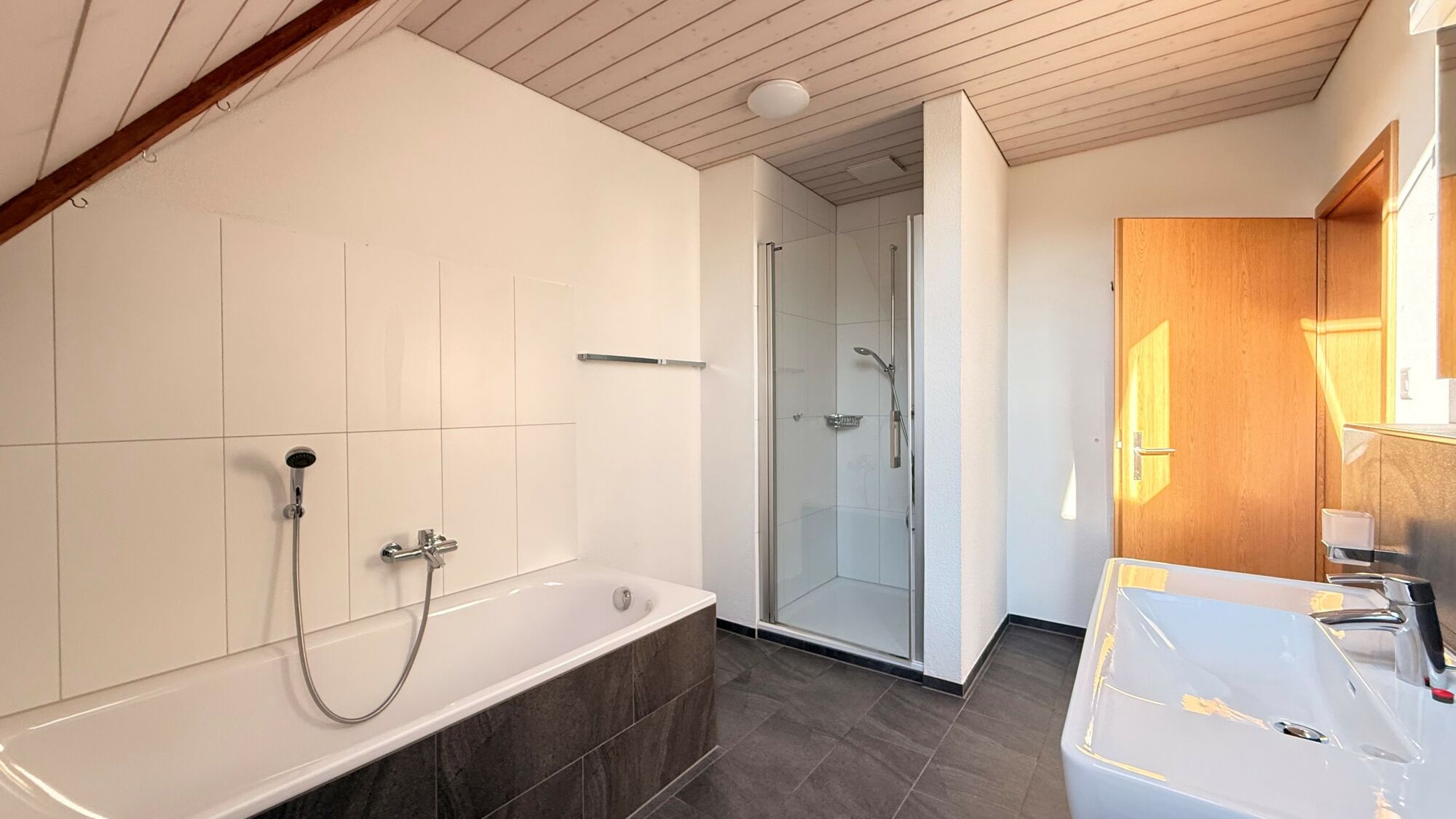 Modernes Bad mit Wanne und Dusche