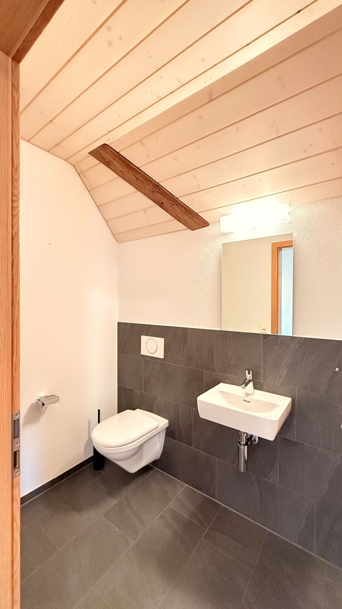 Gäste-WC mit Dachschräge