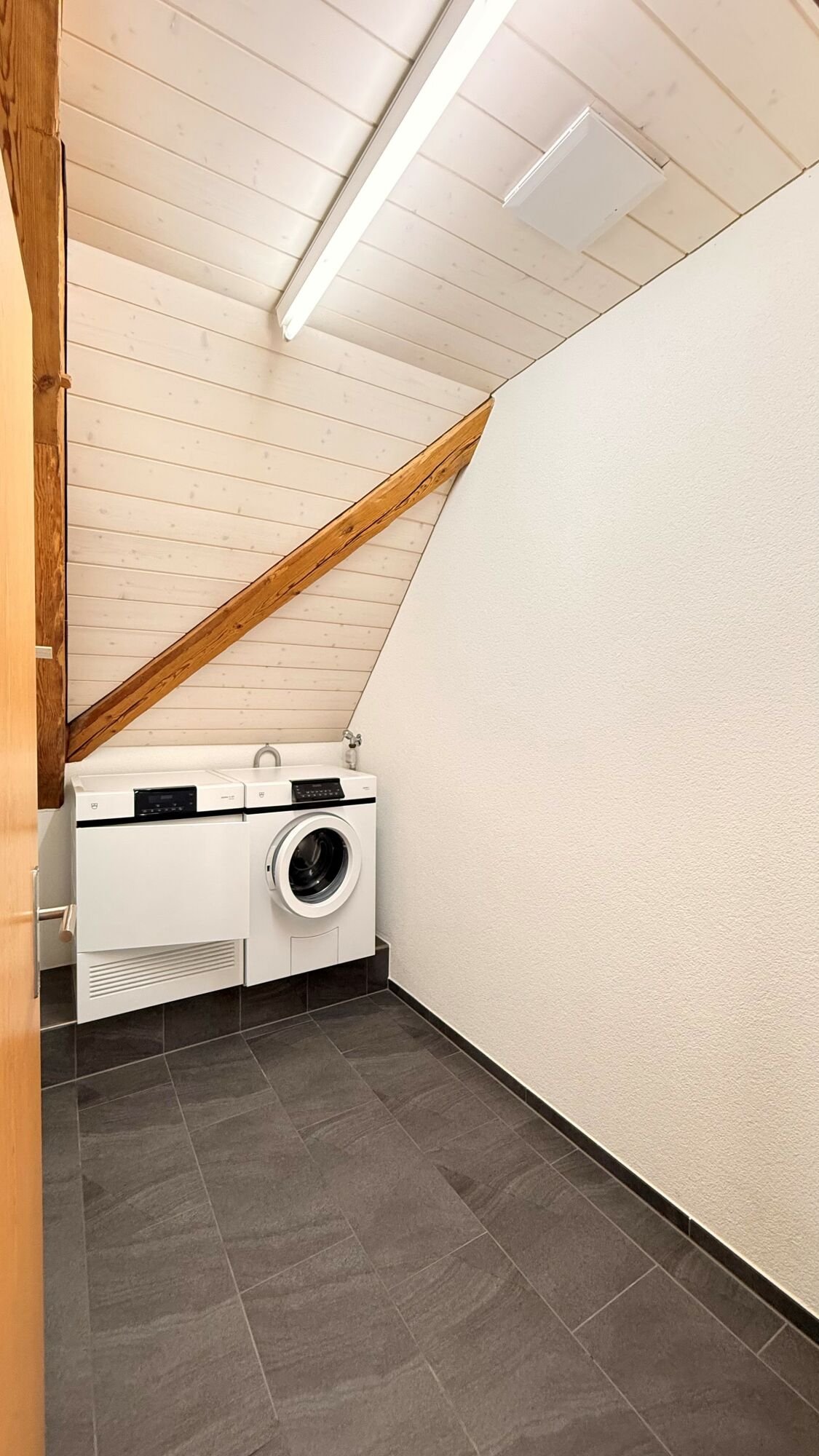 Hauswirtschaftsraum unter der Dachschräge