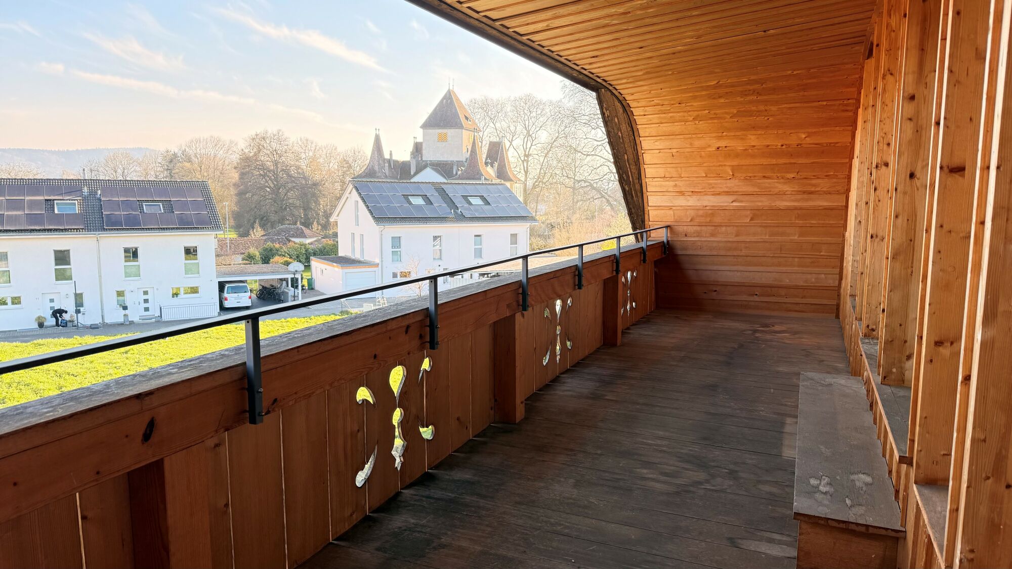 Holzverkleideter Balkon mit Weitblick
