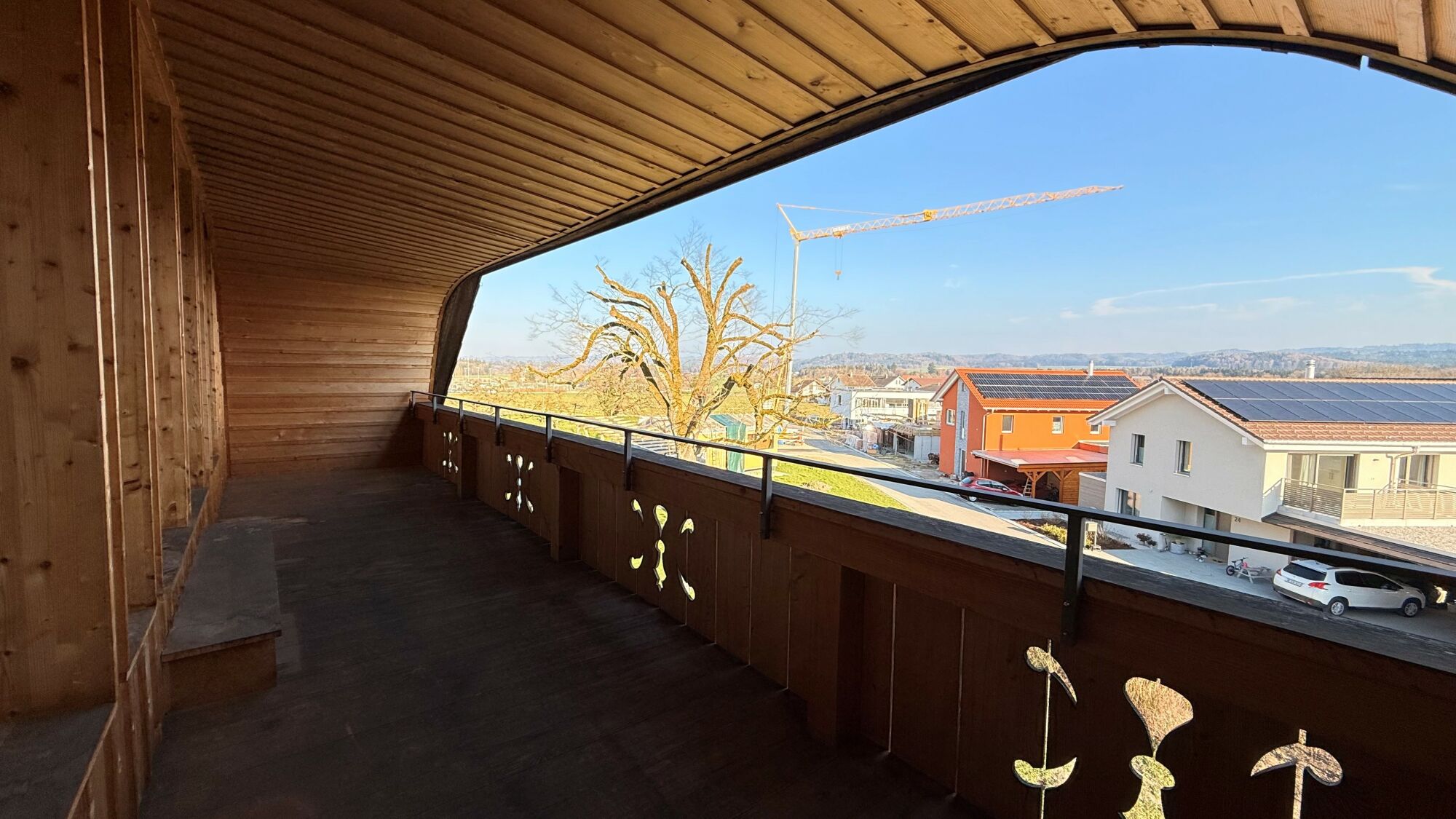 Holzbalkon mit Blick ins Wohngebiet