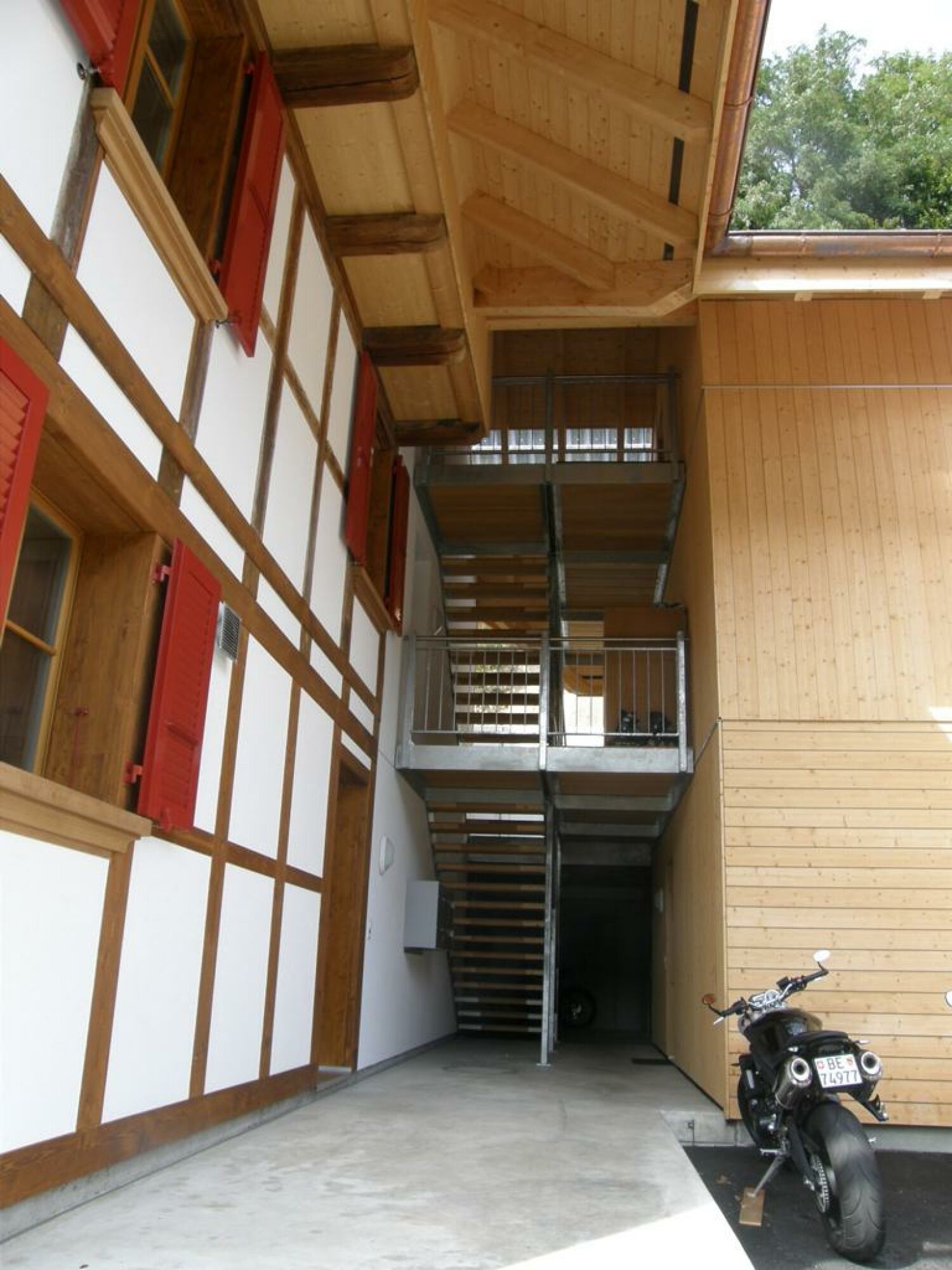 Innenhof mit Treppenanlage und Motorrad