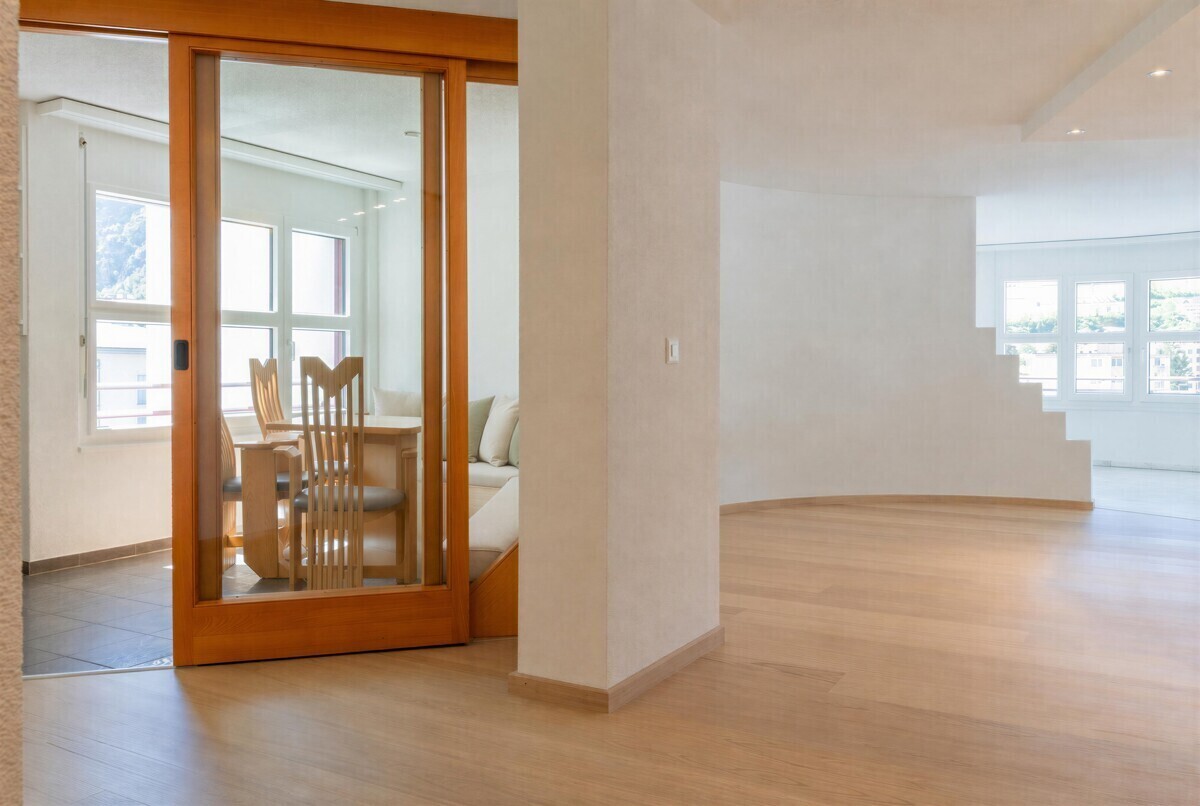 Heller Wohnbereich mit verglaster Holzschiebetür