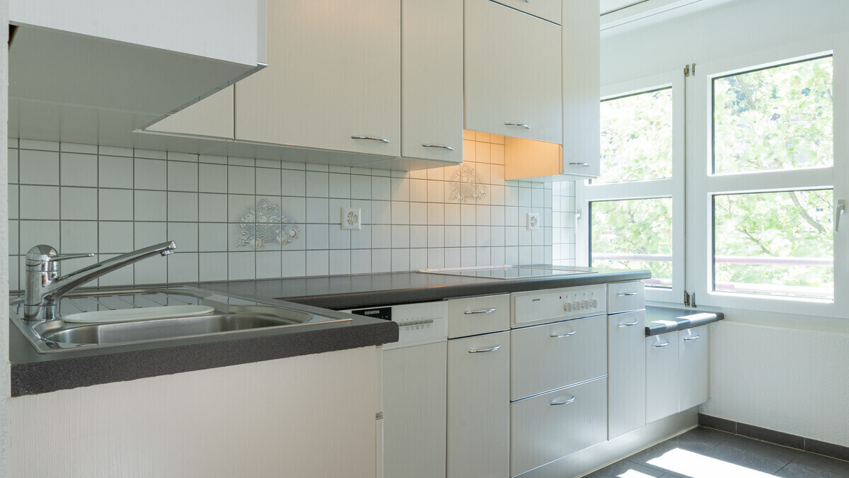 Helle Küche mit Fensterfront