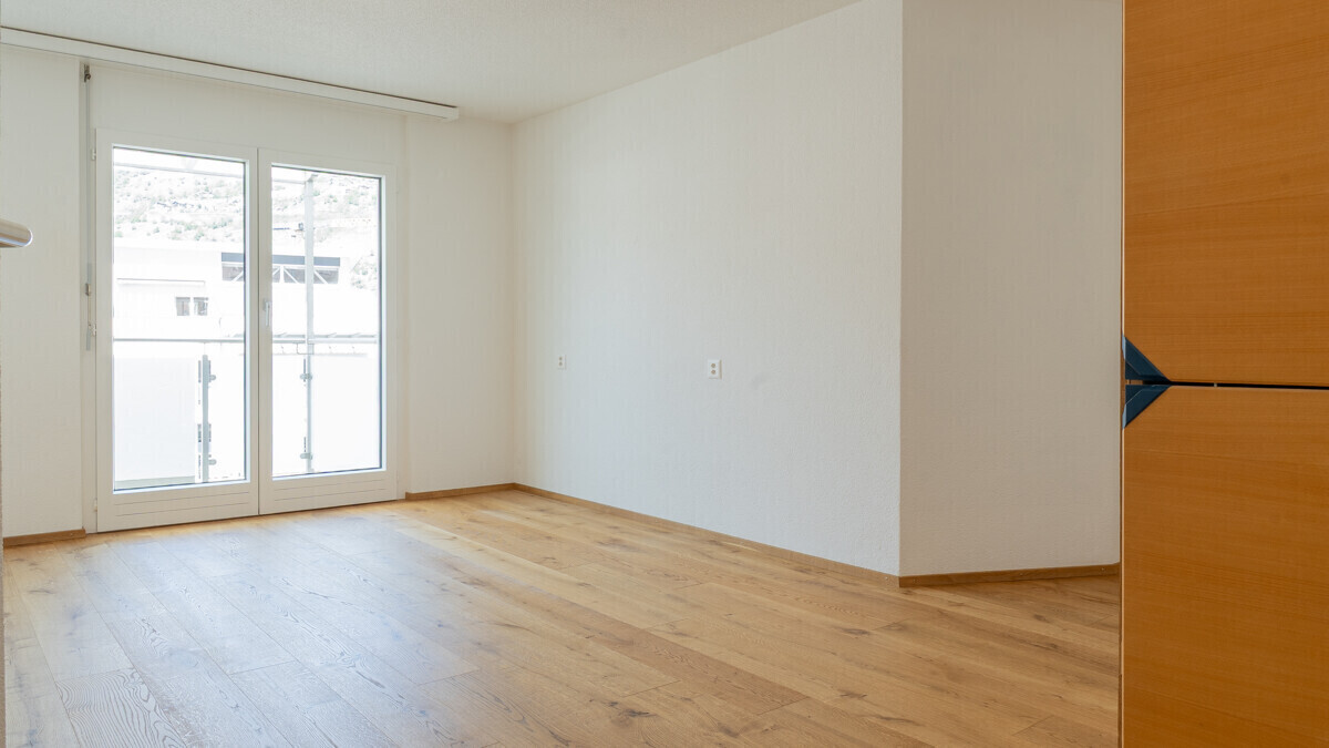 Helles, leeres Zimmer mit Balkonfenster