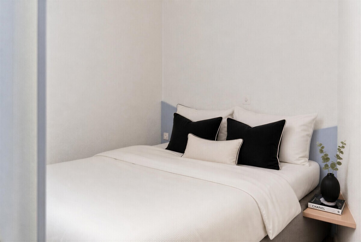 Schlichtes Schlafzimmer mit Doppelbett