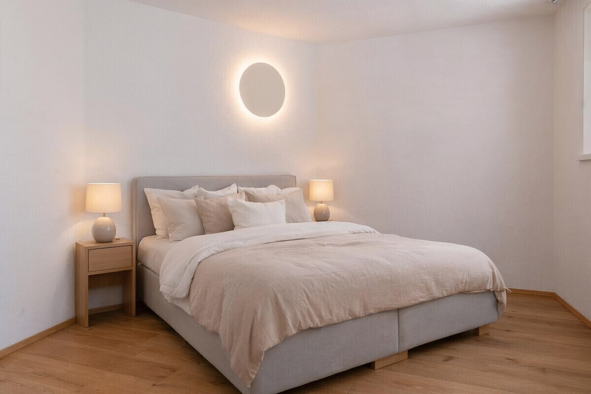 Helles, minimalistisches Schlafzimmer mit Doppelbett