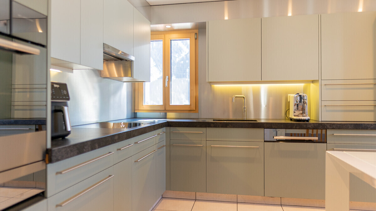 Moderne Einbauküche mit heller Holzfensterlaibung