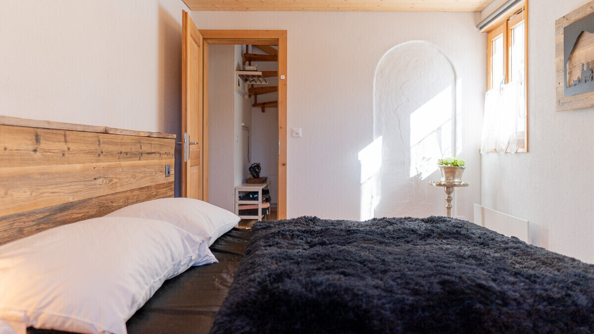 Gemütliches Schlafzimmer mit Holzdetails