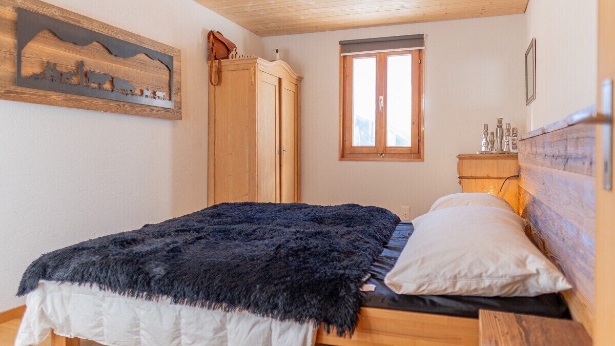 Gemütliches Schlafzimmer mit Holzmöbeln